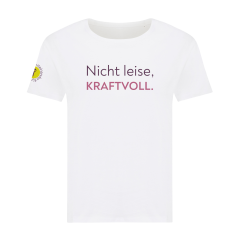 Frontansicht weißes T-Shirt mit Aufdruck mittig Brust "Nicht leise, KRAFTVOLL", sichtbar das Logo am rechten Ärmel