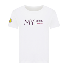 Frontansicht weißes T-Shirt mit Aufdruck mittig Brust "My voice, My Power.", sichtbar das Logo am rechten Ärmel